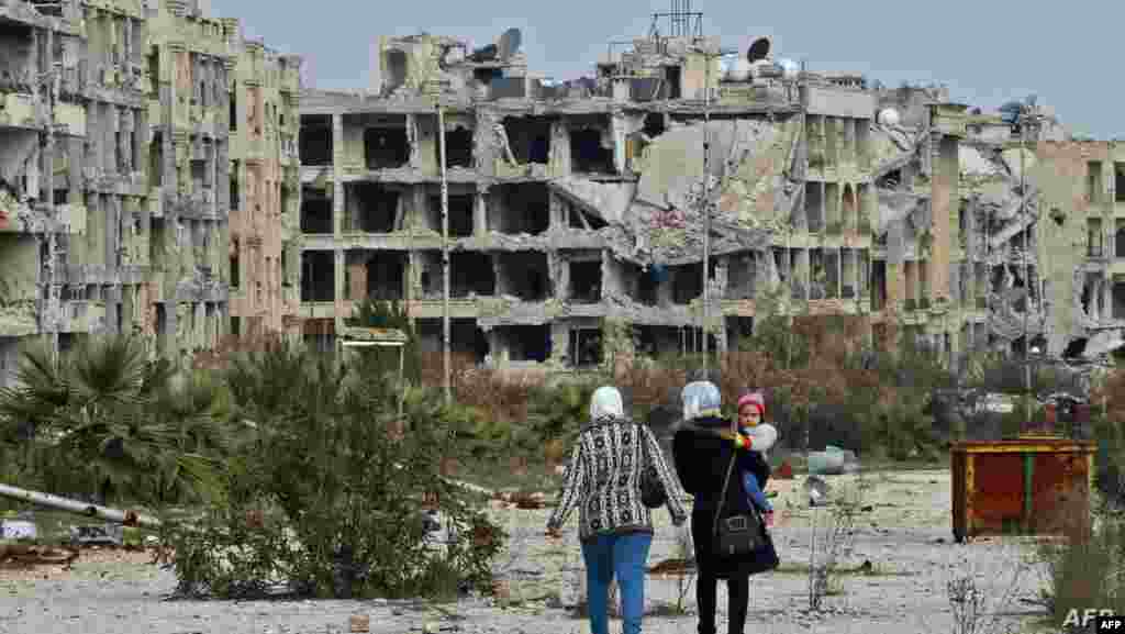 시리아 북부 알레포 외곽에서 정부군과 반군의 교전으로 대피했던 주민들이 폐허가 된 집으로 돌아오고 있다.