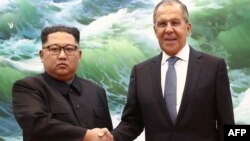 Menteri Luar Negeri Rusia Sergei Lavrov bertemu Kim Jong Un dari Korea Utara pada 31 Mei 2018. (Foto: AFP)