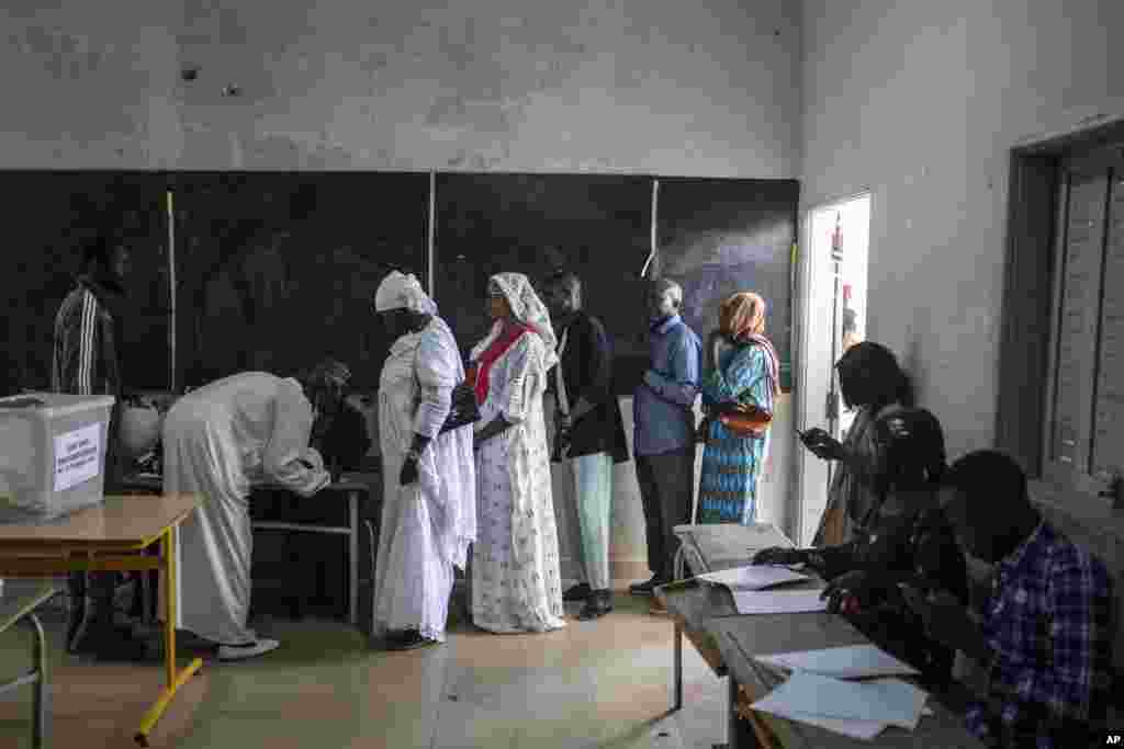 Eleitores esperam para votar numa assembleia de voto durante as eleições presidenciais, em Dakar, Senegal, no domingo, 24 de março de 2024.