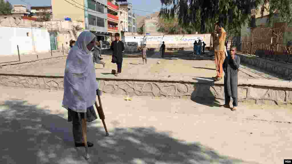 رای&zwnj;دهندۀ سالمند افغان که با وصف داشتن معلولیت برای راید&zwnj;هی می&zwnj;رود