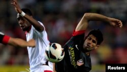 Penyerang Atlletico Madrid Diego Costa (kanan) berebut bola dengan pemain Sevilla, Geoffrey Kondogbia (foto: dok). Costa mengalami cedera kaki dan batal memperkuat timnas Spanyol dalam pertandingan uji coba. 