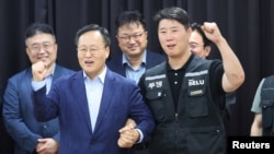 최승호 삼성전자 노동조합 위원장(사진 왼쪽)과 회사의 경영측 수석 협상대표인 여명구 삼성전자 DS(디바이스솔루션) 부문 피플팀장이 손을 맞잡고 있다. (2026년 5월 20일)