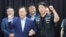 최승호 삼성전자 노동조합 위원장(사진 오른쪽)과 회사 측 수석 협상대표인 여명구 삼성전자 DS(디바이스솔루션) 부문 피플팀장이 손을 맞잡고 있다. (2026년 5월 20일)