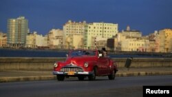Mobil antik yang banyak berseliweran di Havana, Kuba. (Foto: Dok)