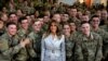 Melania Trump rinde homenaje a familias militares