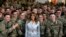 Melania Trump, primera dama de Estados Unidos, posa con soldados durante una visita a Fort Bragg para reunirse con tropas de la nación y sus familias en Fayetteville, Carolina del Norte. Abril 15 de 2019.