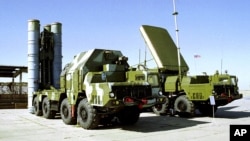 러시아의 S-300 지대공 미사일. 러시아 인테르팍스 통신은 이 미사일이 시리아에 전달되려면 수개월이 걸릴 것이라고 밝혔다. 