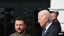 Президент США Джо Байден приветствует президента Украины Владимира Зеленского у южного портика Белого дома в Вашингтоне, округ Колумбия, 21 сентября 2023 года.