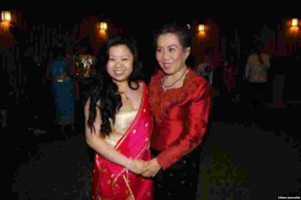 ຍາເອື້ອຍຫ່ວງ (ຂວາ), ປະທານສະມາຄົມສະຕີລາວແຫ່ງລັດວິສຄອນຊິນ ຈາກເມືອງມີວວອກກີ ແລະນາງສຸລິນທອນ, ນັກສຶກສາລາວ-ອາເມຣິກັນທີ່ມະຫາວິທະຍາໄລວິສຄອນຊິນ-ເມືອງເມດີສັນ