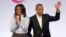 L'ancien président Barack Obama et l'ancienne première dame Michelle Obama apparaissent au sommet de la Fondation Obama à Chicago, le 31 octobre 2017.