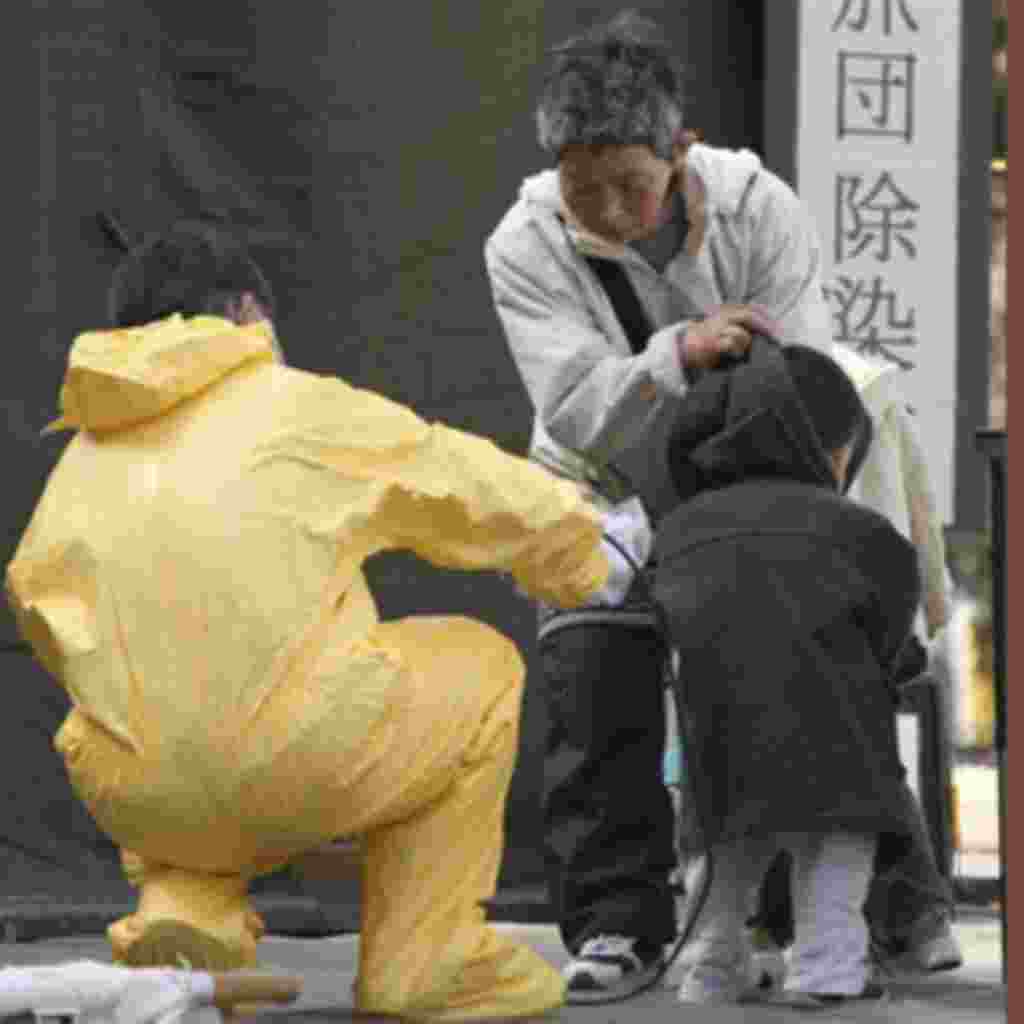 Un niño con un alto nivel de radiación es examinado por el personal de la central nuclear de Fukushima.