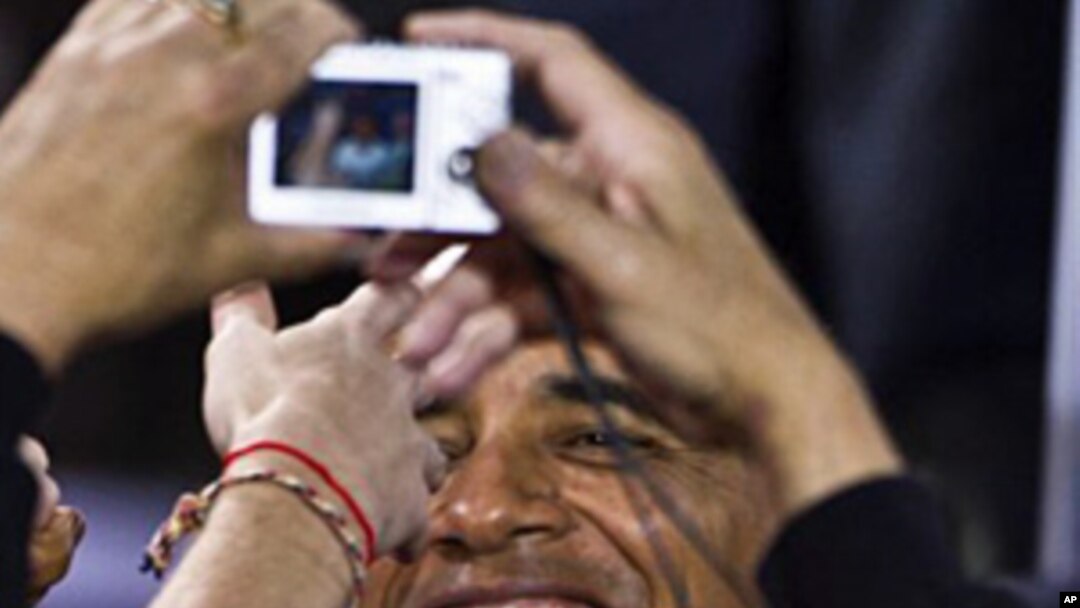 President Barack Obama shakes hands after speaking at a rally on the University of Wisconsin campus in Madison, 28 Sep 2010