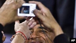 President Barack Obama shakes hands after speaking at a rally on the University of Wisconsin campus in Madison, 28 Sep 2010