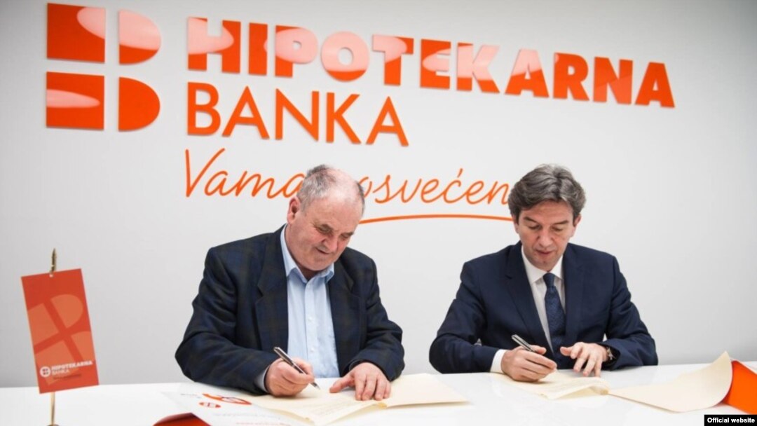 Ugovor su u prostorijama banke potpisali osnivač Instituta Dragan Hajduković i glavni izvršni direktor Hipotekarne banke Esad Zaimović (rtcg.me)