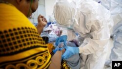 지난 17일 케냐 마차코스의 한 병원 중환자실에서 의료진이 신종 코로나바이러스 감염 환자를 돌보고 있다.