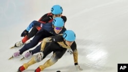 Peseluncur Jepang, Kei Saito berada di depan Thomas Insuk Hong (AS) dan Lu Xiucheng (China) saat berkompetisi dalam kompetisi seluncr cepat jarak pendek 1.000 meter di Innsbruck, Austria, 18 Januari 2012. (Foto: dok).