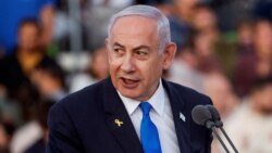 Perdana Menteri Israel Benjamin Netanyahu memberikan pidato pada upacara penghormatan bagi perwira tempur militer di pangkalan militer dekat Mitzpe Ramon, Israel, 31 Oktober 2024. (Foto: Reuters/Amir Cohen)