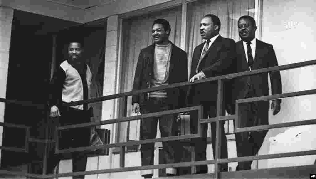  Mchungaji Martin Luther King Jr. akiwa na viongozi wengine April 3, 1968 ambao ni wanaharakati wa haki za raia siku moja kabla ya kuuwawa.