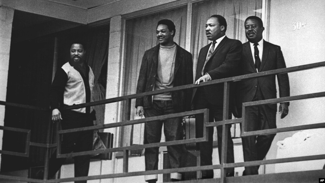 تین اپریل 1968ء میں قتل سے قبل میمفس کے ہوٹل کی بالکنی میں لوتھر کنگ دیگر شہری حقوق کے راہمناؤں کے ساتھ