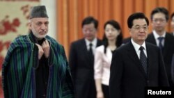 Avganistanski predsednik Hamid Karzai i kineski predsednik Hu Đintao u Pekingu, 8. jun 2012.