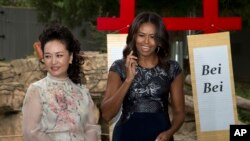 Las primeras damas de Estados Unidos, Michelle Obama, y de China, Peng Liyuan, durante su visita al Zoológico Nacional de Washington D.C.idiomas, el viernes 25 de septiembre de 2015.