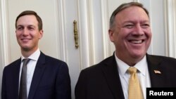 Menteri Luar Negeri AS Mike Pompeo dan penasihat senior Gedung Putih, Jared Kushner, dalam KTT NATO di Watford, London, Inggris, 3 Desember 2019. (Foto: Reuters)