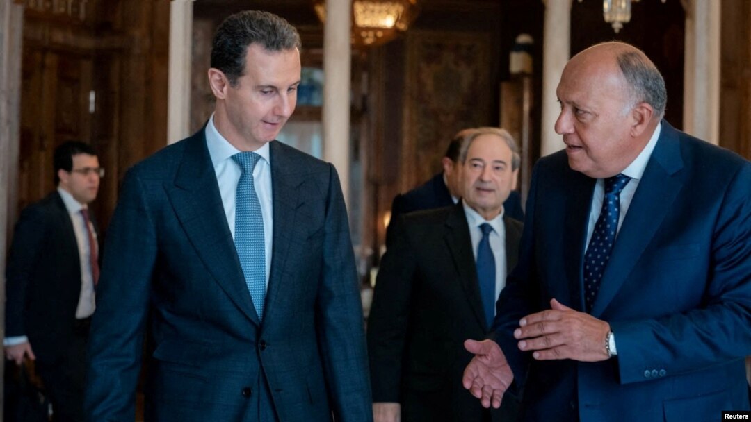 Presiden Suriah Bashar al-Assad bertemu dengan Menteri Luar Negeri Mesir Sameh Shoukry di Damaskus, Suriah, 27 Februari 2023. (Foto: via Reuters)