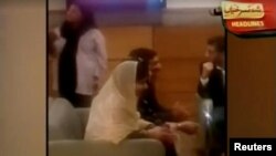 Pemenang Nobel dan aktivis pendidikan Malala Yousafzai duduk bersama keluarganya di ruang VIP, di Bandara Internasional Islamabad setelah tiba di Islamabad, 29 Maret 2018.