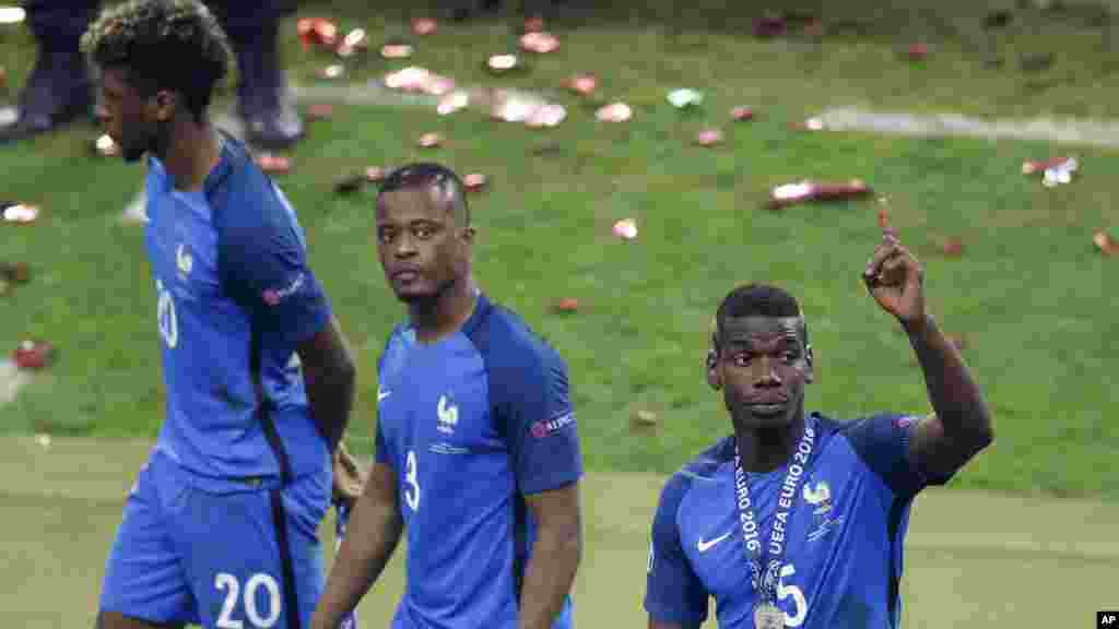 Kingsley Coman, Patrice Evra et Paul Pogba, quittent le stade après avoir perdu le match finale de l&#39;euro 2016 entre le Portugal et la France au Stade de France à Saint-Denis, le 10 juillet 2016.