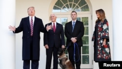 El perro Conan rodeado del presidente Donald Trump, el vicepresidente Mike Pence y la prmera dama Melania Trump en el portal de la Casa Blanca el 25 de noviembre de 2019.