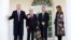 El perro Conan rodeado del presidente Donald Trump, el vicepresidente Mike Pence y la prmera dama Melania Trump en el portal de la Casa Blanca el 25 de noviembre de 2019.