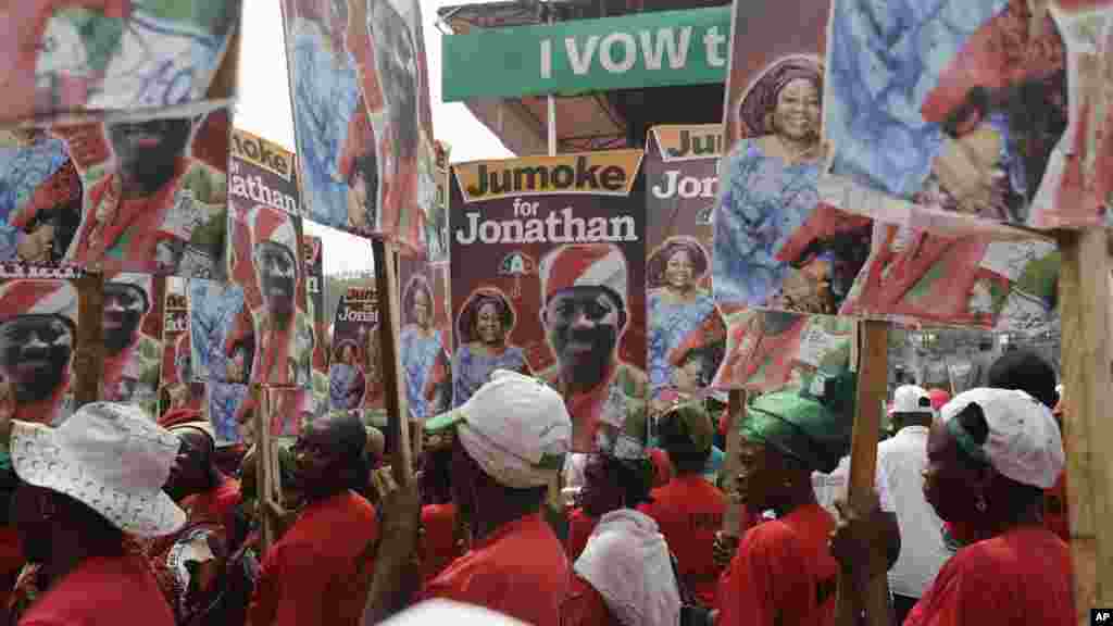 Magoya bayan Shugaba Jonathan a Tafata Square, Janairu 8, 2014.