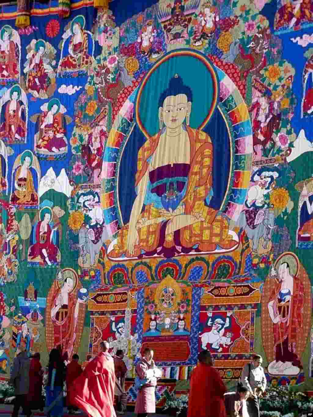 One of the three sacred Thongdroels of the Buddha and Bodhisattvas unfurled for the coronation at the Tashiccho Dzong, November 05, 2008 (Photo/VOA - S. Herman)