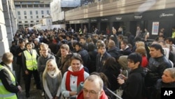 People queue outside the Apple store in London to buy the new iPhone 4S, Oct. 14, 2011 (file photo).