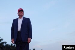 El candidato presidencial republicano y expresidente estadounidense Donald Trump asiste a un mitin de campaña en su campo de golf en Doral, Florida, EEUU, el 9 de julio de 2024. REUTERS/Brian Snyder