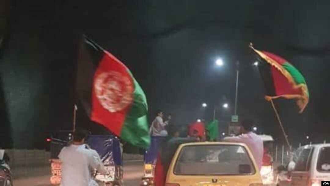 پشاور میں افغان نوجوان اپنے ملک کا یوم آزادی منا رہے ہیں