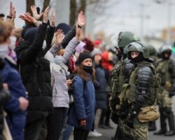 11월 1일 벨라루스 수도 민스크에서 경찰과 대치 중인 시위대