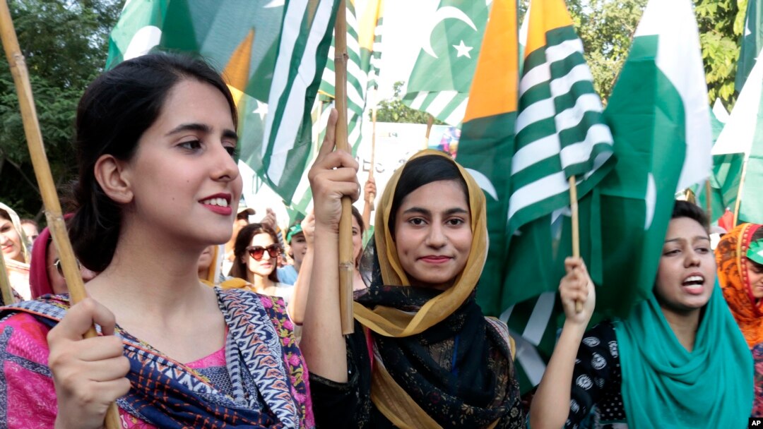 Para siswa di Islamabad, Pakistan, memegang bendera Kashmir sebagai aksi solidaritas dengan warga Kashmir melawan India, 23 Agustus 2019. (Foto: dok).