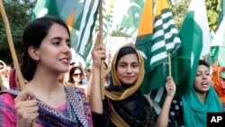 Para siswa di Islamabad, Pakistan, memegang bendera Kashmir sebagai aksi solidaritas dengan warga Kashmir melawan India, 23 Agustus 2019. (Foto: dok).