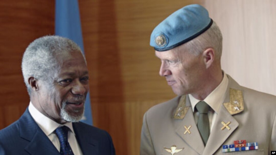 Joint Special Envoy for Syria Kofi Annan (L) speaks with Major-General Robert Mood of Norway during a meeting at the United Nations in Geneva, April 4, 2012.