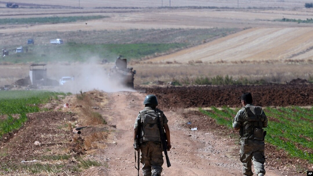 Tentara Turki berpatroli di dekat perbatasan dengan Suriah, di luar desa Elbeyli, di luar kota Kilis, sebelah tenggara Turki (24/7). 