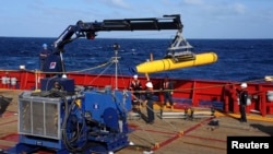 Bluefin 21, kendaraan bawah laut otonom Artemis (AUV), diangkat ke atas kapal Australia Ocean Shield setelah berhasilnya uji coba di Samudera Hindia bagian selatan pada 4 April.