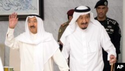 Le roi Salman bin Abdulaziz Al Saud, (à droite) reçoit l'émir du Koweit Sheikh Jaber al-Ahmad al-Sabah à Djeddah, Arabie saoudite, le 6 juin 2017. 