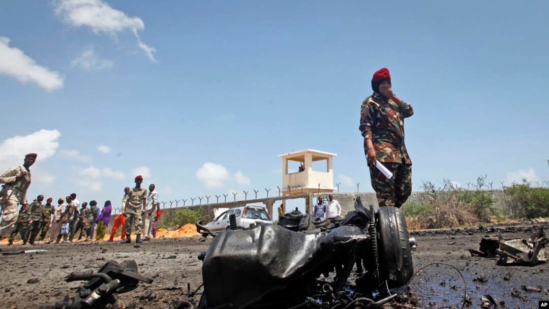 Pasukan keamanan Somalia hadir di tempat kejadian setelah serangan terhadap konvoi militer Uni Eropa di ibukota Mogadishu, Somalia, 1 Oktober 2018.