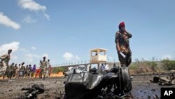 Pasukan keamanan Somalia hadir di tempat kejadian setelah serangan terhadap konvoi militer Uni Eropa di ibukota Mogadishu, Somalia, 1 Oktober 2018.