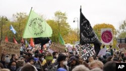 Mladi aktivisti protestuju na ulicama Glazgova gde se održava konferencija Ujedinjenih nacija o klimatskim promenama (Foto:AP/Alberto Pezzali)