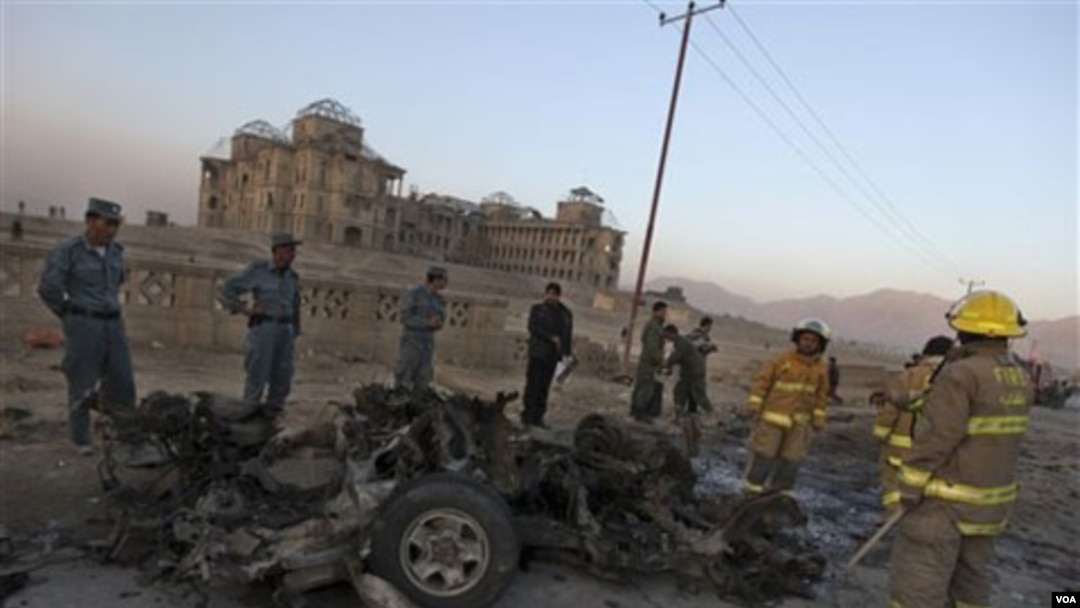 Bekas serangan bom mobil bunuh diri atas konvoi NATO di pinggiran Kabul, Afghanistan hari Jumat, 12 November 2010.