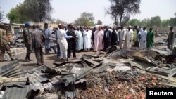 Gwamna Kashim Shettima na Jihar Borno yana ziyarar kasuwar garin Bama da 'yan ta'adda suka kona, Alhamis 29 Afrilu, 2013.