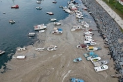 Foto udara lapisan tebal "lendir laut" di pinggiran pantai Laut Marmara di Istanbul, Turki.