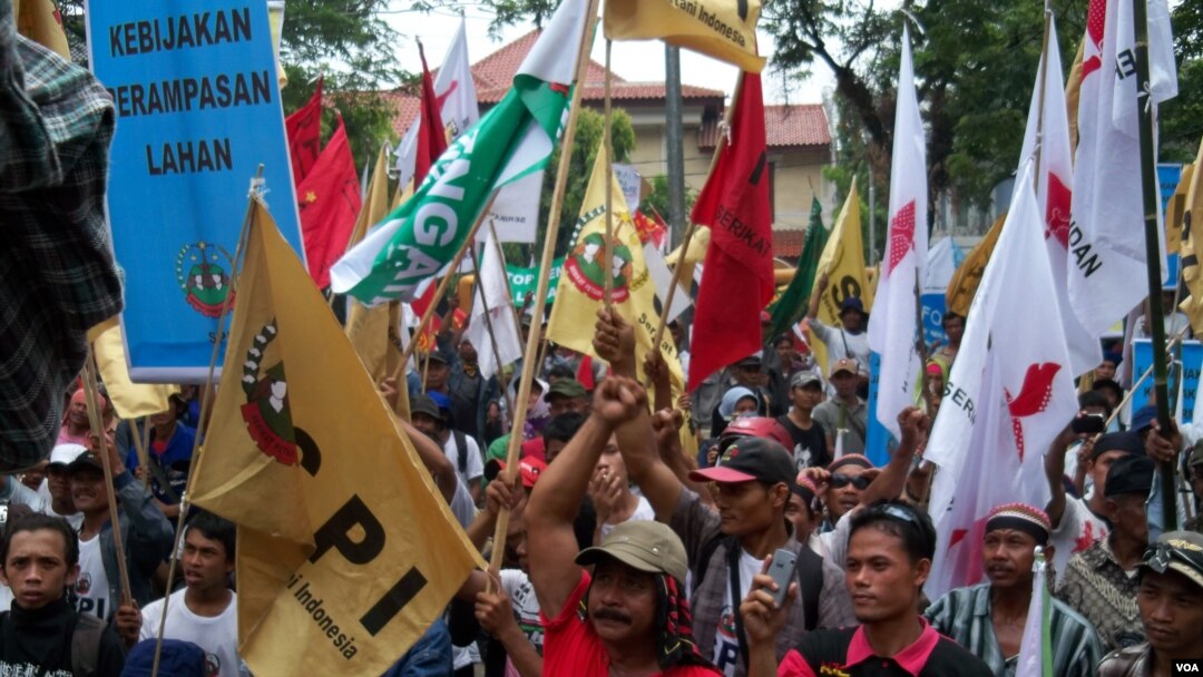 Ratusan petani berunjuk rasa di depan kantor BPN (Badan Pertanahan Nasional) Jalan Sisingamangaraja, Jakarta Selatan (24/9) (Foto: VOA/Andylala). 
